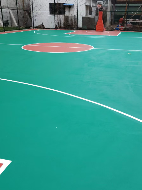 加查 球场长期使用易出现地面开裂